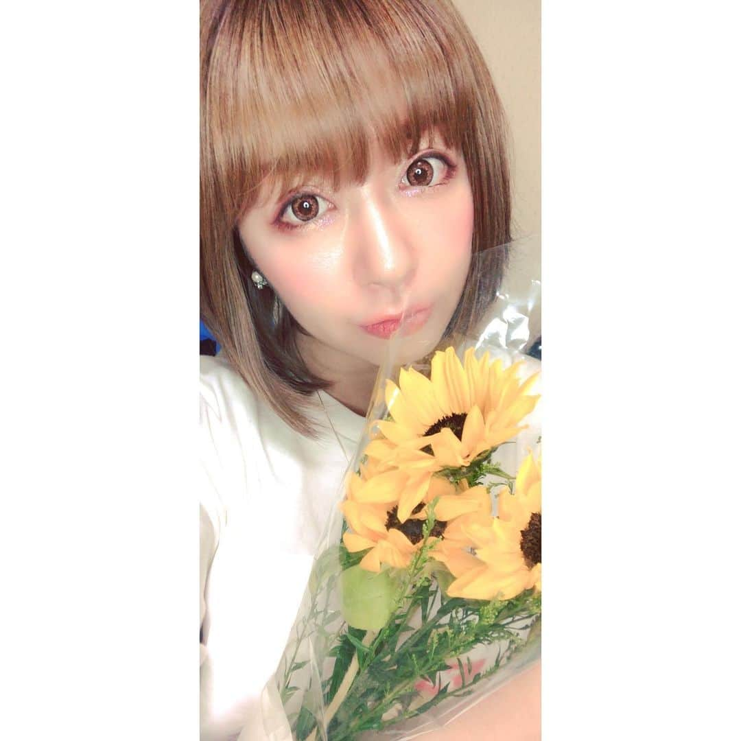 野崎鮎のインスタグラム：「6/21（日）父の日でした❤﻿ 天国にいる愛しいパパちゃんに🌻🌻 ﻿ ヒマワリのように明るい笑顔と温かい心と言葉を持っていて、周りのみんなを幸せにする優しい自慢のパパちゃん❤﻿ ﻿ 愛する人達、大切な人達が楽しく笑顔で幸せに過ごせるようにそばで見守っていてねって❤﻿ ﻿ いつもそばにいてくれて﻿ 守ってくれてありがとうって❤﻿ ﻿ いつ会えなくなるかわからないから﻿ 会える時に会って、﻿ ありがとうやごめんねを伝えてほしい…。 ﻿ 大切な人を亡くしたら後悔しかないよ🥺﻿ 変わりはいない。﻿ 二度と逢えない。﻿ 温もりを感じられない。﻿ 声も聞けない。﻿ ﻿ 13回忌を終えた今でも逢いたくて泣くよ😭﻿ ﻿ 何もしてあげられなかったこと。﻿ パパが弱っていく姿を見たくなくて﻿ パパに逢いに行かなかったこと。﻿ まだ考え方が若かった私の後悔…。 ﻿ 取り返しのつかない後悔…。 ﻿ この文章描きながら涙が止まらない。﻿ ﻿ パパがママを愛してくれて﻿ 私と弟を大切に育ててくれて﻿ 今日も笑顔で楽しく過ごしています❤﻿ ﻿ ママとの時間も大切に過ごしています❤﻿ だから安心して天国で幸せな日々を過ごしてねっ☺️💕 ﻿ 愛してます❤﻿ ﻿ #父の日 #愛する人 #ぱぱ #fathersday #iloveyou #みんな空の下 #逢いたくていま #ひまわり #後悔 が少しでも少なくなる生き方を❤  #私は元気で  #幸せ です❤ #大切 な人を大切にできる時に大切に❤」