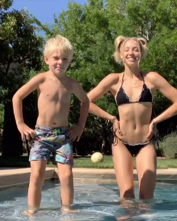 チャーリー・ジョーダンのインスタグラム：「Family time >  He was very focused 😂 @revolve」