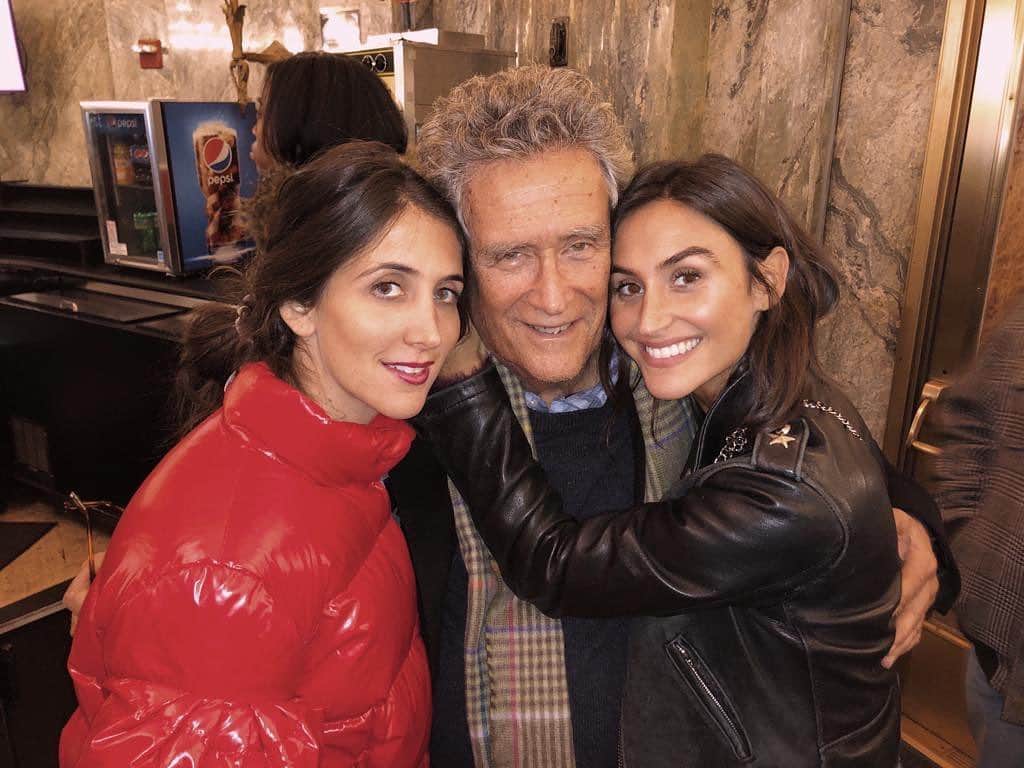 ダニジョーのインスタグラム：「Happy Fathers Day to our Hero! We knew you hung the moon from the moment we could see the night sky. You continue to be our guiding light, our heartbeat, and our first and forever love. Thank you for giving us the world, for making us feel so loved and protected always, and for always making sure our sisterhood comes before all else. We love you, Danielle & Jodie ............................................................................... Happy Father’s Day to all of the father figures out there - both the ones with us today and those beaming down on us from heaven. Your spirit lives on in us no matter where you are ✨」