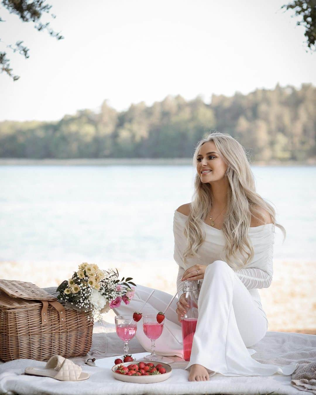 Anna Nyströmさんのインスタグラム写真 - (Anna NyströmInstagram)「Cozy picnic by the ocean 🤍 Brought home made banana bread, fresh strawberries and my new favorite drink - A healthier and natural version of lemonade from @svenskhalsokost 🍓⁣ What makes this particular drink special is that it’s:⁣ ⁣ • Vitamin-enriched family drink in concentrate⁣ • Enriched with vitamin C - and D⁣ • 100% sugar-free & low calorie⁣ • Fresh flavour with a taste of lingonberries & black currant⁣ • Naturally sweetened with stevia ⁣ During summer it’s extra important to drink a lot and it’s a big plus if what you drink also gives the immune system an extra boost - and at the same time helps with the craving of something fresh & sweet!  This one is perfect for summer and the whole family 💗 ⁣ (For my Swedish followers - search for “Natursaft C+D” to find it on the @svenskhalsokost website)」6月22日 1時49分 - annanystrom