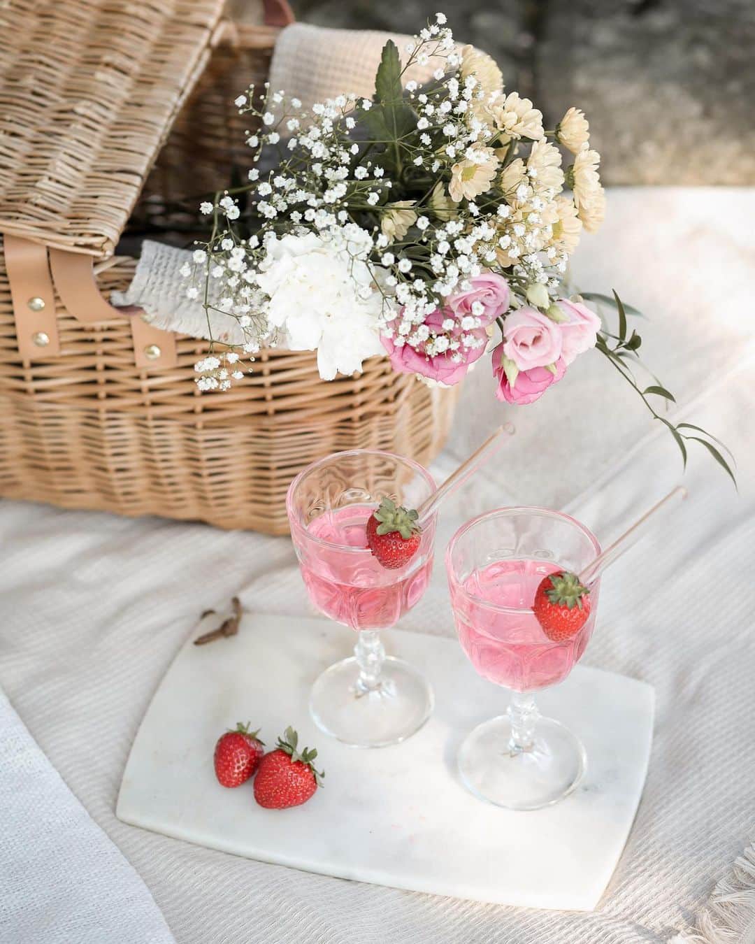 Anna Nyströmさんのインスタグラム写真 - (Anna NyströmInstagram)「Cozy picnic by the ocean 🤍 Brought home made banana bread, fresh strawberries and my new favorite drink - A healthier and natural version of lemonade from @svenskhalsokost 🍓⁣ What makes this particular drink special is that it’s:⁣ ⁣ • Vitamin-enriched family drink in concentrate⁣ • Enriched with vitamin C - and D⁣ • 100% sugar-free & low calorie⁣ • Fresh flavour with a taste of lingonberries & black currant⁣ • Naturally sweetened with stevia ⁣ During summer it’s extra important to drink a lot and it’s a big plus if what you drink also gives the immune system an extra boost - and at the same time helps with the craving of something fresh & sweet!  This one is perfect for summer and the whole family 💗 ⁣ (For my Swedish followers - search for “Natursaft C+D” to find it on the @svenskhalsokost website)」6月22日 1時49分 - annanystrom