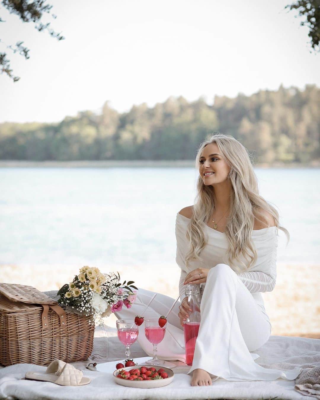 Anna Nyströmのインスタグラム：「Cozy picnic by the ocean 🤍 Brought home made banana bread, fresh strawberries and my new favorite drink - A healthier and natural version of lemonade from @svenskhalsokost 🍓⁣ What makes this particular drink special is that it’s:⁣ ⁣ • Vitamin-enriched family drink in concentrate⁣ • Enriched with vitamin C - and D⁣ • 100% sugar-free & low calorie⁣ • Fresh flavour with a taste of lingonberries & black currant⁣ • Naturally sweetened with stevia ⁣ During summer it’s extra important to drink a lot and it’s a big plus if what you drink also gives the immune system an extra boost - and at the same time helps with the craving of something fresh & sweet!  This one is perfect for summer and the whole family 💗 ⁣ (For my Swedish followers - search for “Natursaft C+D” to find it on the @svenskhalsokost website)」
