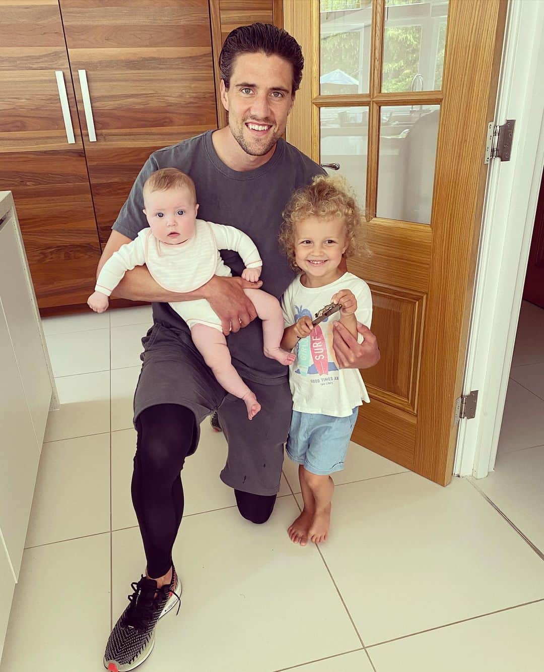 マーティン・ケリーのインスタグラム：「Blessed 🙏🏻👨‍👩‍👧‍👧 #fathersday」