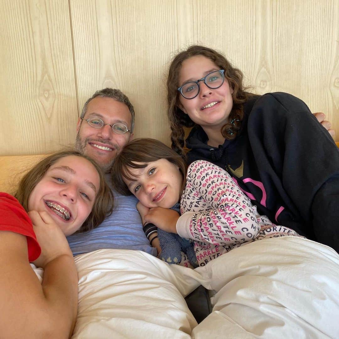 メアリー・マコーマックのインスタグラム：「Luckiest girls in the world to be raised by this incredibly loving, Funny, patient, musical, inspiring, tender human being. Happy Father’s Day my love. #breakfastinbed」