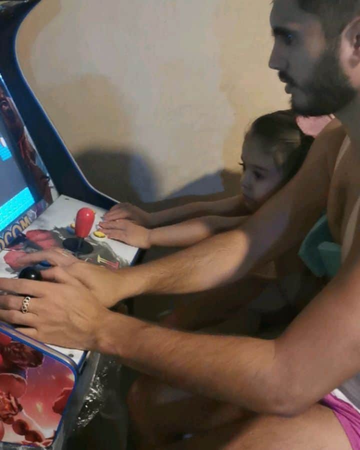 イヴァン・ガルシアのインスタグラム：「Ser papá es lo mejor que me pudo haber pasado, soy afortunado de compartir mi vida con mi niña hermosa y enseñarle que maravillosa es, afortunado también de tener conmigo a mi papa, excelente persona y mejor abuelo... #felizdiadelpadre a todos, disfrutemos este día que también lo merecemos ❤️👨‍👧」
