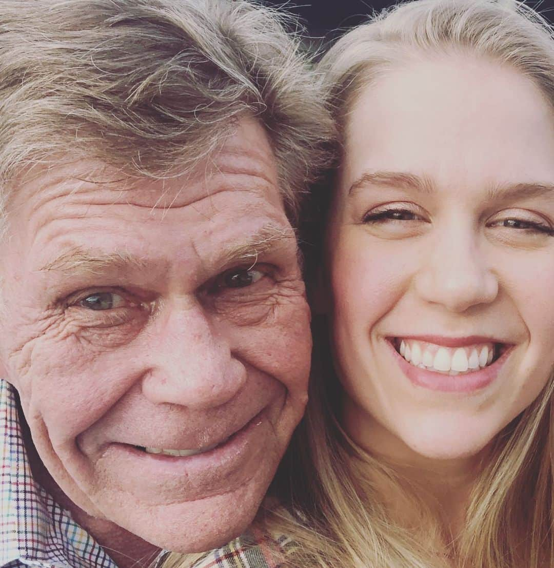 ケイトリン・ウィーバーさんのインスタグラム写真 - (ケイトリン・ウィーバーInstagram)「I love my Dad ❤️ Happy Fathers Day to the daddyos, grandpas, uncles, single parents, and father figures who are making the world a better place for their babies 💕 #happyfathersday」6月22日 2時13分 - ka2sh