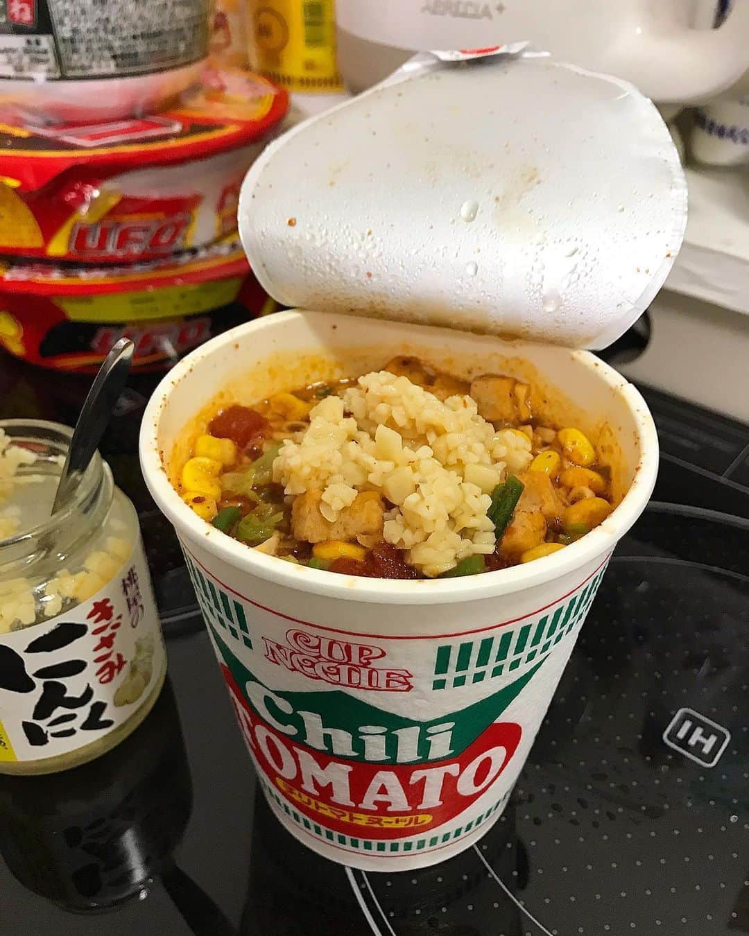 高見雄登のインスタグラム：「今日楽屋で阪本がチリトマトを食べていたので 「家にあったきざみニンニク入れたらめちゃくちゃ合ってうまかったわー！」と話しかけたら 「そんなもんなんにでも合うやろ」と一言だけ返されて、なんか、楽しくなかった。 中谷とは一生しゃべらないと決まってるし、もうマユリカとは無理かもしれない。 #ファイナルヌードル #さよならマユリカ 月刊コント、ありがとうございました！」