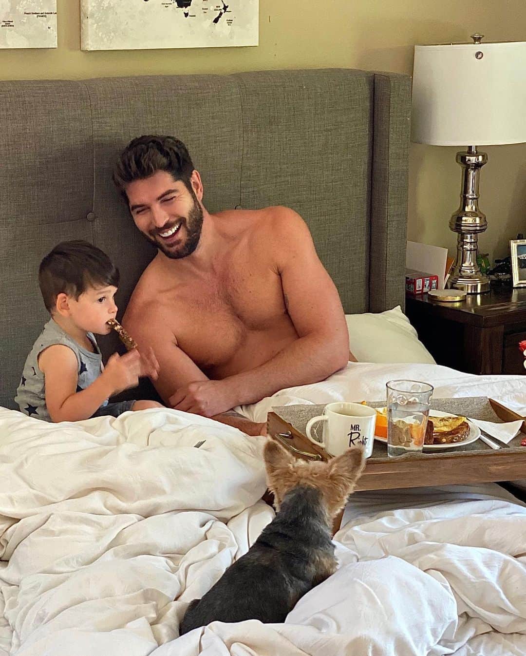 ニック・ベイトマンさんのインスタグラム写真 - (ニック・ベイトマンInstagram)「How a 21 month old made breakfast in bed for his old man ill never know... Happy Fathers Day to all the great dads out there 👊🏼」6月22日 2時18分 - nick__bateman