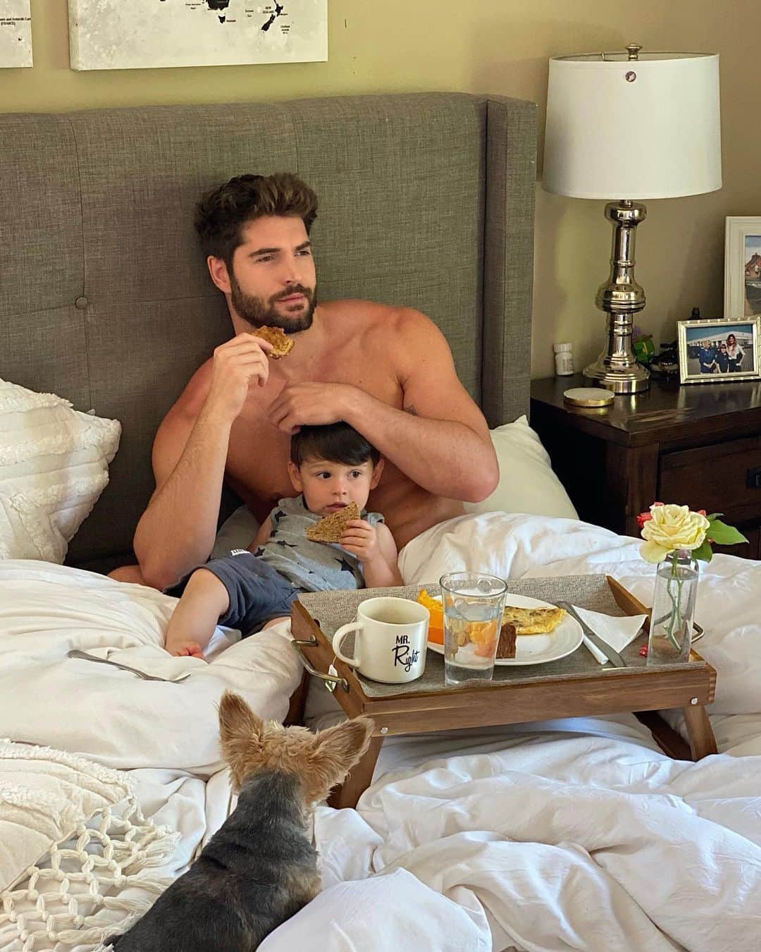ニック・ベイトマンのインスタグラム：「How a 21 month old made breakfast in bed for his old man ill never know... Happy Fathers Day to all the great dads out there 👊🏼」