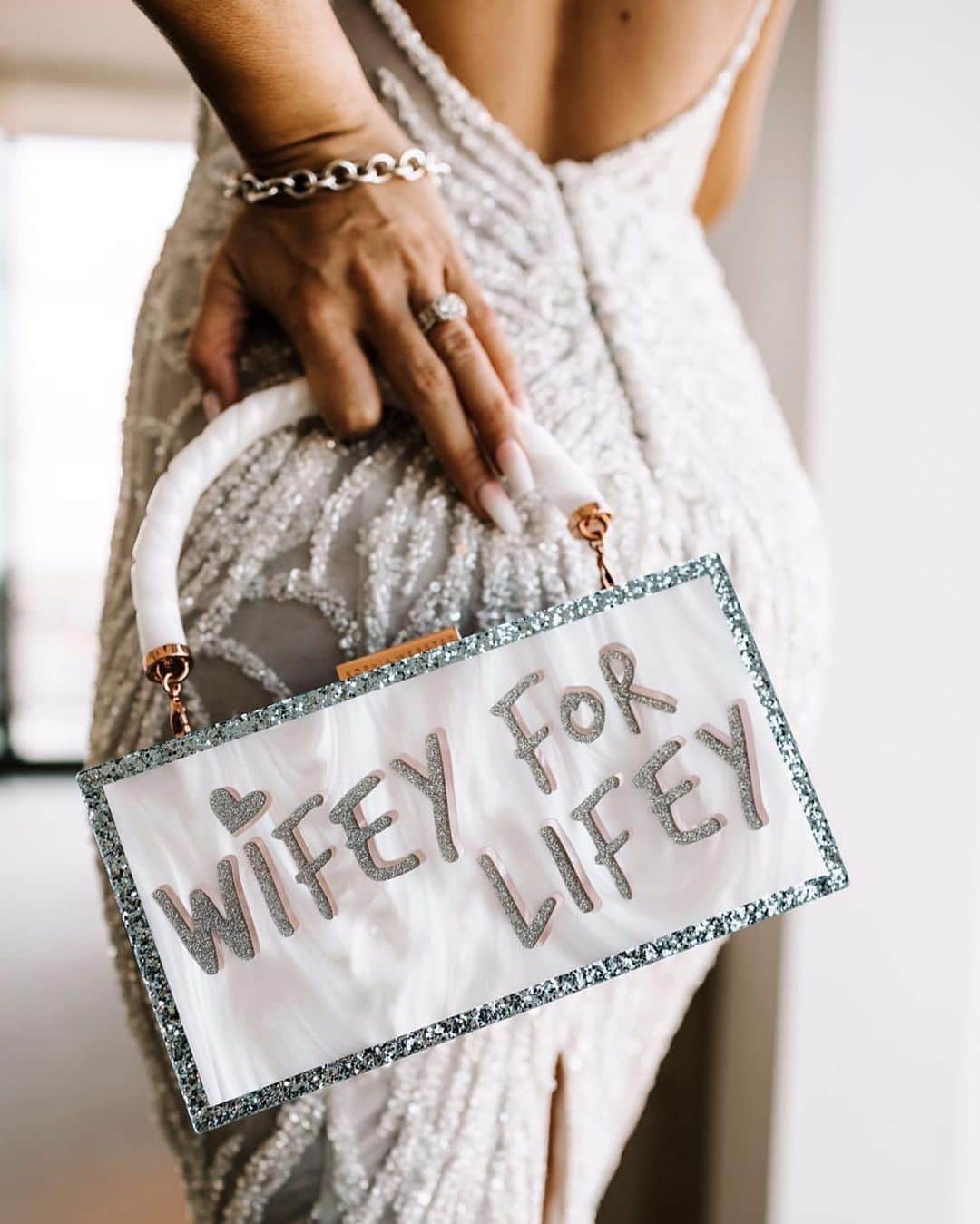 SOPHIA WEBSTERさんのインスタグラム写真 - (SOPHIA WEBSTERInstagram)「Read my clutch... ⁣ ⁣ @shinnai.mitchell is giving us everything in this photo 👰 Such a gorgeous shot, we will clutch onto this forever 💘⁣ ⁣ #SophiaWebsterBridal #SophiaWebster #SophiaWebsterBags」6月22日 2時26分 - sophiawebster