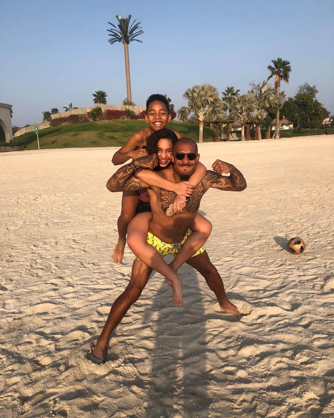 ナイジェル・デ・ヨングのインスタグラム：「Happy Father’s Day to all the real ones out there in whatever form of a dad you are.... Embrace your kids ideas and dreams as your own and love them unconditionally no matter what.  Blessed to have these 2 in my life ✨ #HappyFathersDay」