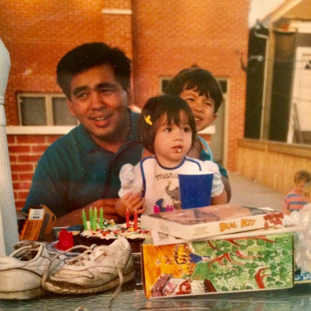 のインスタグラム：「Happy Father’s Day to my Poppa Bear. The best girl dad. My favorite guy. I’ll love you forever. (Also, those dirty ass shoes on the table are giving me maddd anxiety during corona times, but I’m still here for the 90’s aesthetic ya know?)」
