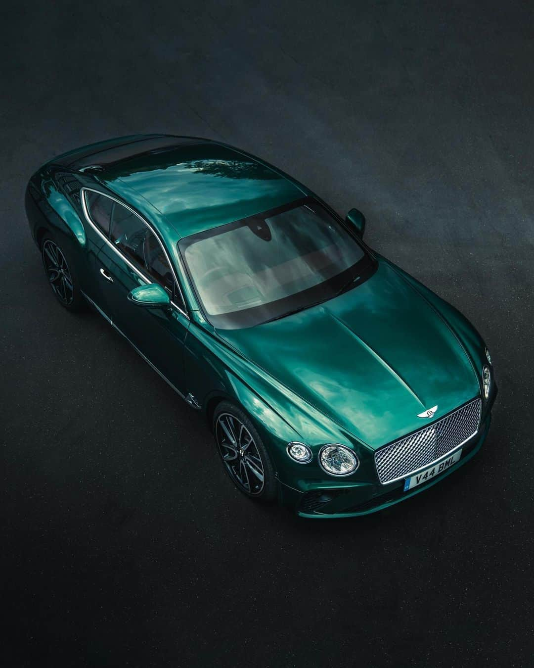 ベントレーさんのインスタグラム写真 - (ベントレーInstagram)「Good looks from any angle. The #Bentley #ContinentalGT. _ Continental GT WLTP drive cycle: combined fuel consumption: 20.8 mpg (13.6 l/100 km), combined CO₂: 308 g/km. Photo by @tomkahler」6月22日 2時32分 - bentleymotors