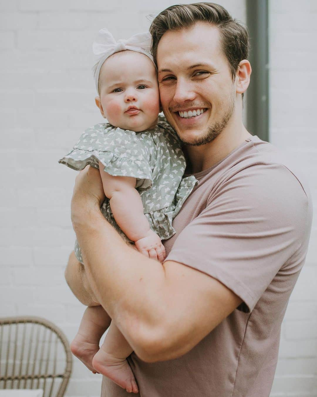 ショーン・ジョンソンさんのインスタグラム写真 - (ショーン・ジョンソンInstagram)「Happy FIRST Fathers Day @andrewdeast You never cease to amaze me with your heart and love for our daughter. I love you so much and love doing this parenting thing with you ;) #happyfathersday」6月22日 2時34分 - shawnjohnson