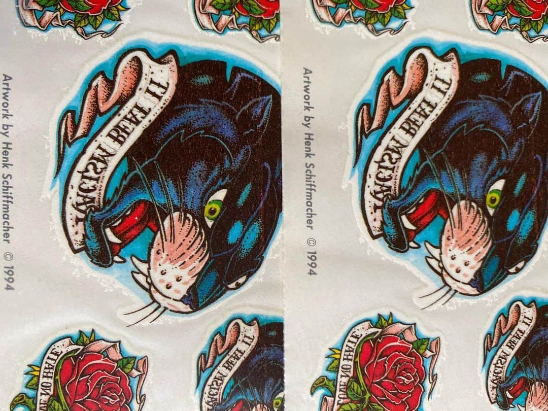 アムステルダム・タトゥー・ミュージアムのインスタグラム：「1994 temporary tattoo i dit againt racism ..」