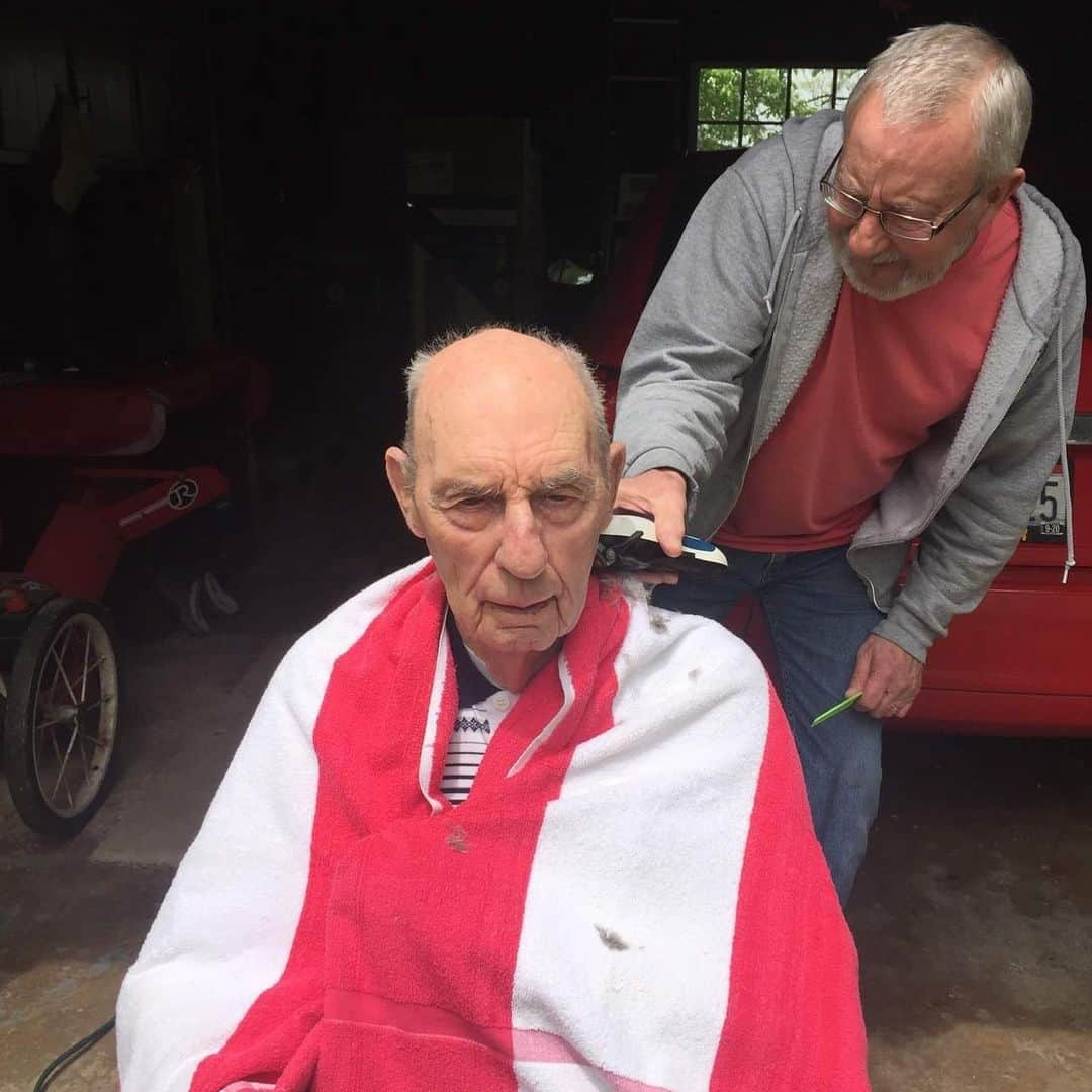 キャリー・クーンのインスタグラム：「My Dad giving my Grandpa a haircut in our driveway.」