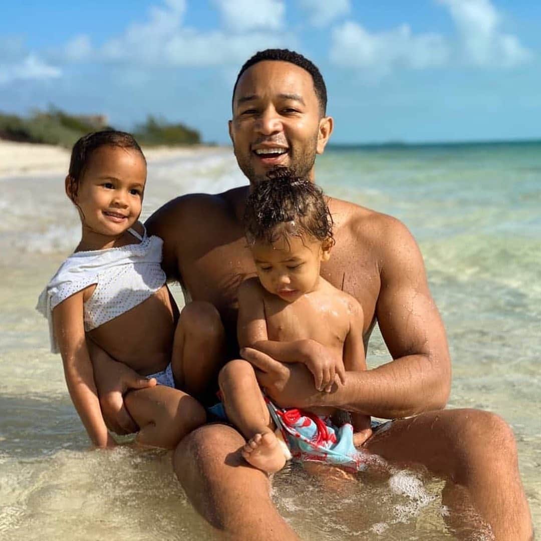 E! Onlineさんのインスタグラム写真 - (E! OnlineInstagram)「Happy Father's Day John Legend. You're a great dad but apparently not a great singer. (📷: @johnlegend)」6月22日 2時46分 - enews