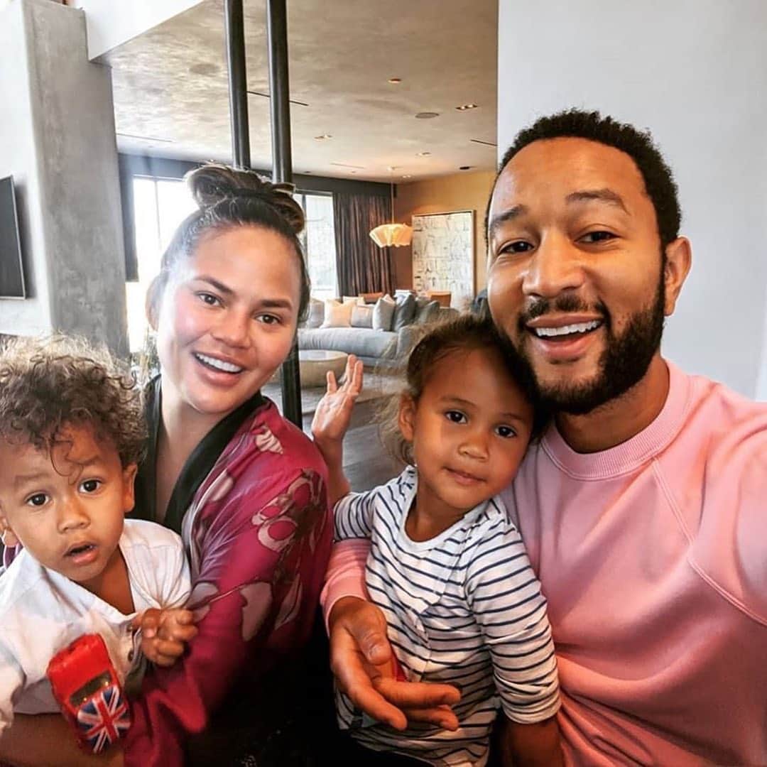 E! Onlineさんのインスタグラム写真 - (E! OnlineInstagram)「Happy Father's Day John Legend. You're a great dad but apparently not a great singer. (📷: @johnlegend)」6月22日 2時46分 - enews