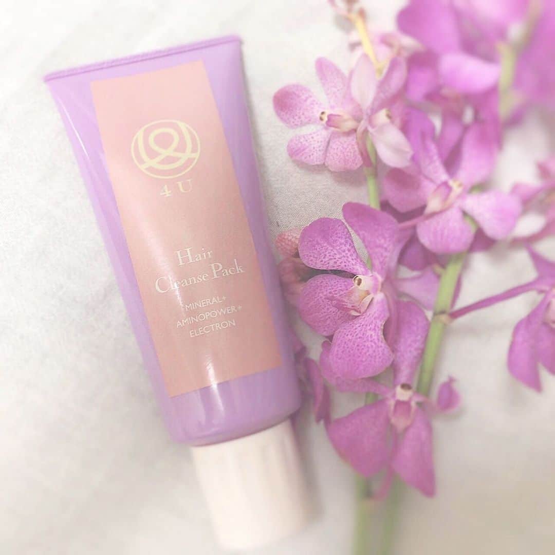 菊池かなこのインスタグラム：「. @4u_lavie ヘアクレンズパックが登場✨ . この商品のすごいところは "すすぎ1回"で 頭皮と毛髪のフルケアが出来るところ! . シャンプー、コンディショナー、トリートメント 、 頭皮ケアのフルケアが出来る4in1😲 . めんどくさがりなので、 時間の節約になって嬉しい✨ . あと、香りがとにかく良くて、 シャンプー中以外でも嗅いでしまうくらい.. この香りの香水があったら絶対に欲しいくらい好きな香り🌹 . . ୨୧┈┈┈┈┈┈┈┈┈┈┈┈┈┈┈┈┈୨୧ #4U#心と時間に余裕をつくる #シャンプー#コンディショナー#トリートメント #頭皮ケア#良い香り #ヘアクレンズパック#PR」