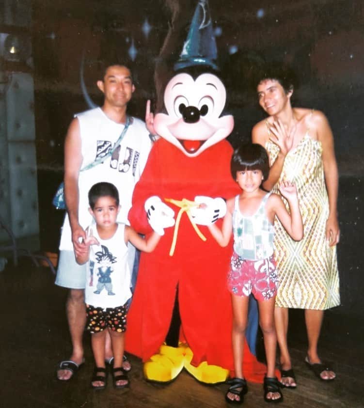 Julia Abe Brazilianさんのインスタグラム写真 - (Julia Abe BrazilianInstagram)「My dad still looked like a uni student at this point, my mother was always shy to look at the camera, my brother was an OG for wearing a DBZ shirt and I was always ready with bathing suits during summer Disneyland events! Good times... this was before moving to Japan to start elementary school, one of the happiest times.」6月22日 2時55分 - juliasumire
