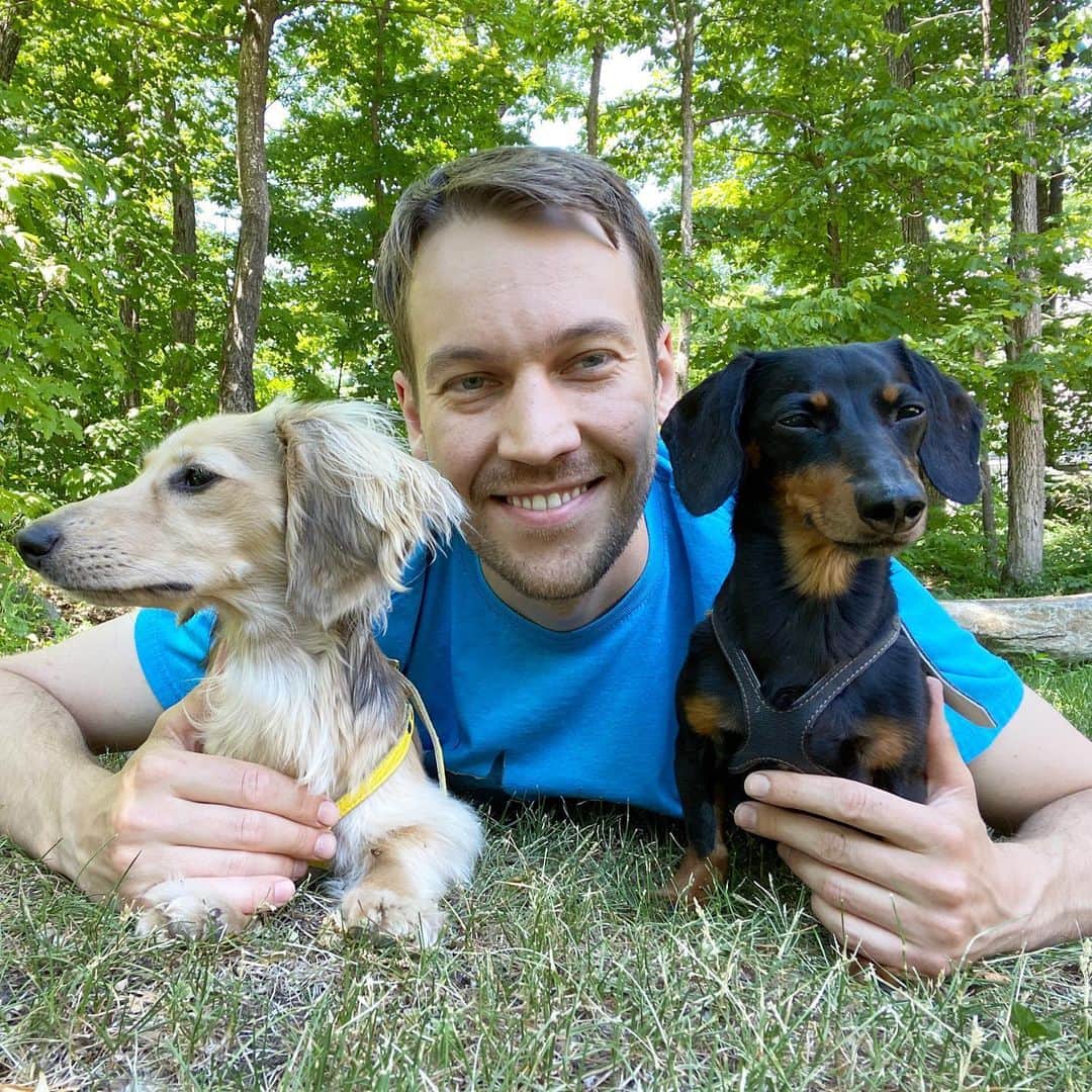 Crusoe the Celebrity Dachshundのインスタグラム：「“Happy Father’s Day to our Dad, and all the other dads out there too! Hope you have an awesome day ❤️” ~ Crusoe」