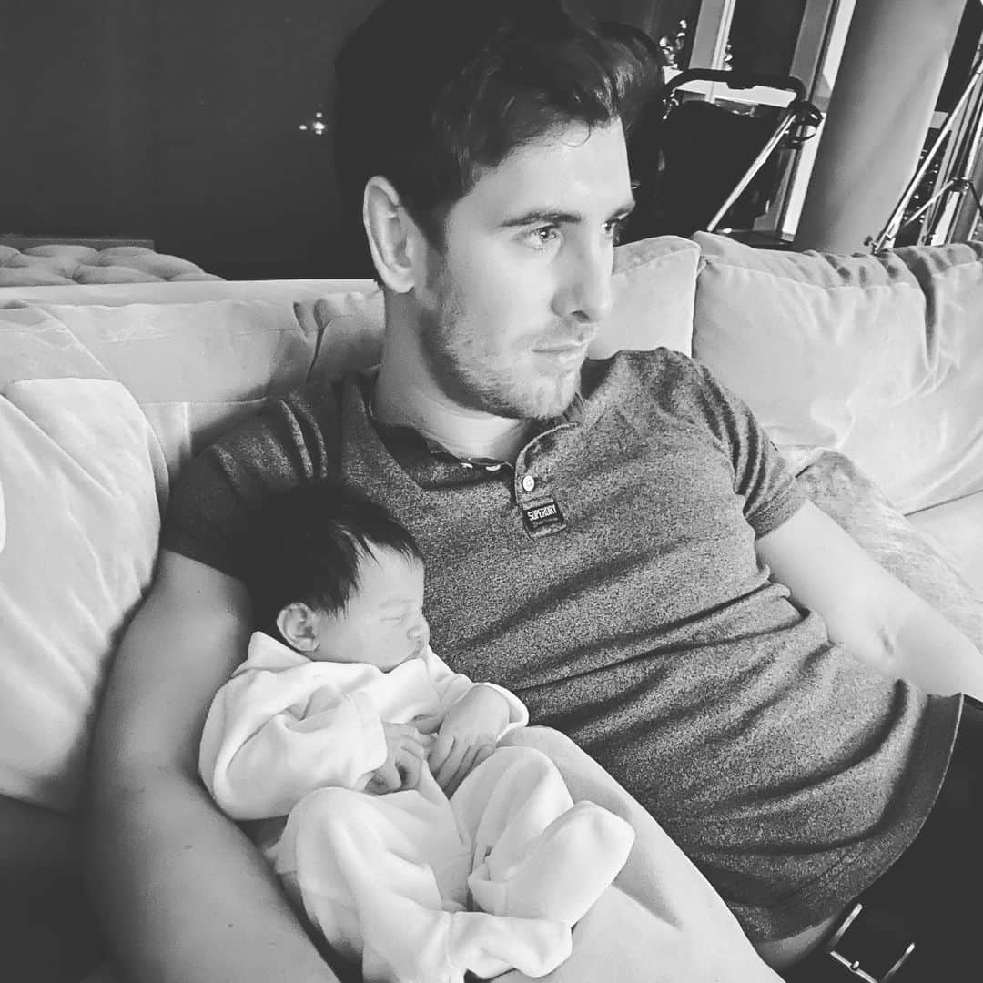 エイミー・ウィラートンのインスタグラム：「First pic, January 5th 2020. Demelza was less than a day old and yet it was like you had been a Dad for entire lifetime ✨ Second pic is today June 21 2020, you’re first #fathersday ... which we spent with our baby and geese in a pool in the middle of nowhere, Spain🤣🤣Life has been so unexpectedly random but one thing that remains consistent is you @mrdanielday ... the angel amongst men, the calm to our storm, the god to our ‘DEMY GOD 😂’ , our hero. Demy is so lucky to have you as her Dad ❤️ We love you Happy #firstfathersday 😍」