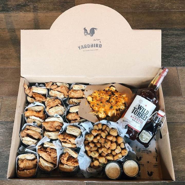 The Venetian Las Vegasさんのインスタグラム写真 - (The Venetian Las VegasInstagram)「Bring home the meal your dad deserves this Father's Day. Order a Chicken Biscuit Snack Pack, or step it up with the Bourbon Snack Pack from @yardbirdsouthern. Call (702) 297-6541 to order now. #fathersday #friedchicken #bourbon」6月22日 3時00分 - venetianvegas