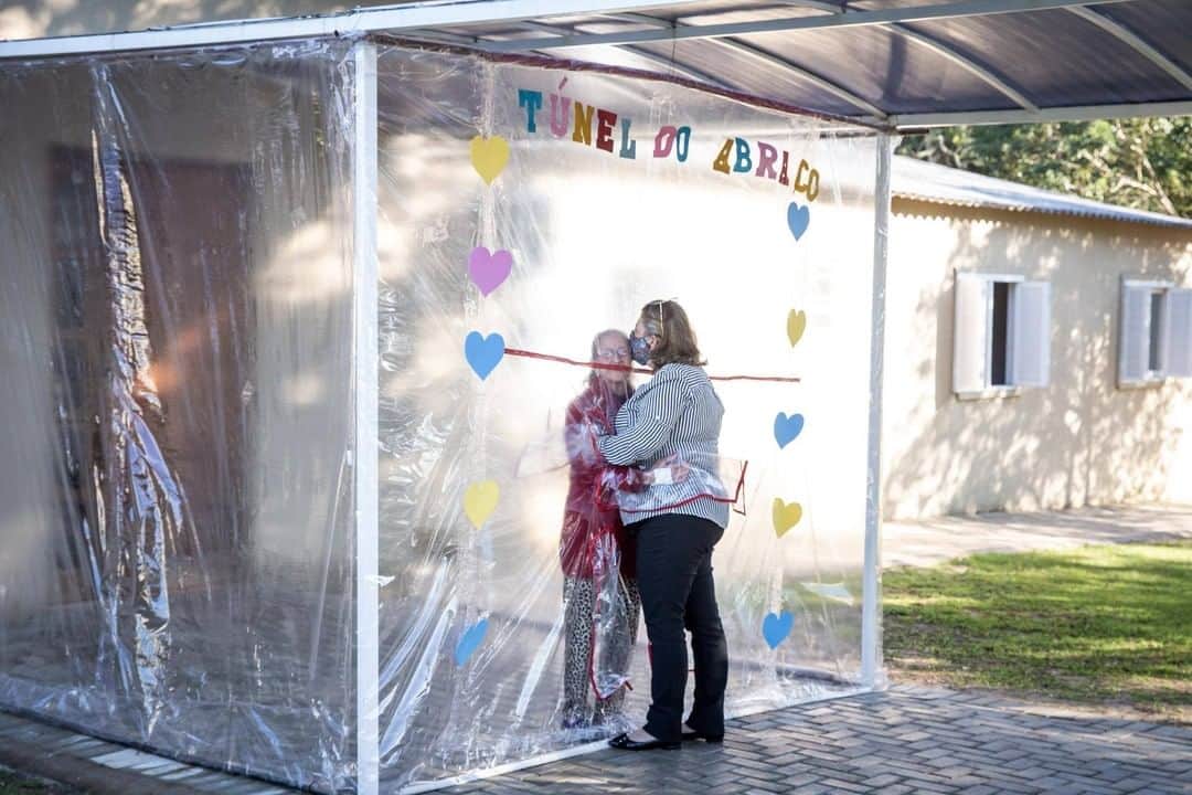 CNNさんのインスタグラム写真 - (CNNInstagram)「A care home for elderly people in southern Brazil created a “hug tunnel” that allows visitors to safely embrace their loved ones. "We noticed that our senior residents were feeling sad," said Luciana Brito, one of the owners of the Três Figueiras facility in the state of Rio Grande do Sul. "We thought they would be much happier if we found a way for them to hug their relatives." The facility is home to 28 senior residents who have been in isolation since March 17. (📸: Lucas Uebel/Getty Images)」6月22日 3時00分 - cnn