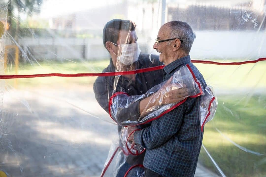 CNNさんのインスタグラム写真 - (CNNInstagram)「A care home for elderly people in southern Brazil created a “hug tunnel” that allows visitors to safely embrace their loved ones. "We noticed that our senior residents were feeling sad," said Luciana Brito, one of the owners of the Três Figueiras facility in the state of Rio Grande do Sul. "We thought they would be much happier if we found a way for them to hug their relatives." The facility is home to 28 senior residents who have been in isolation since March 17. (📸: Lucas Uebel/Getty Images)」6月22日 3時00分 - cnn