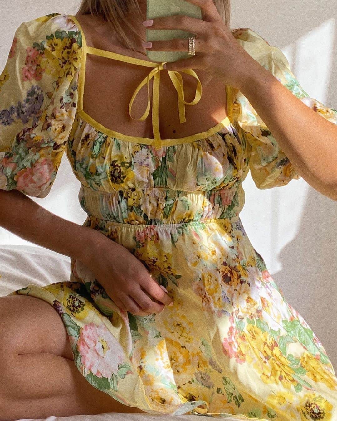 ASOSさんのインスタグラム写真 - (ASOSInstagram)「So this dress also looks cute backwards 🌼 📸 @laurencrowe88 (she/her) 🔎 For Love & Lemons Leigh floral mini dress in buttercream (1656200)」6月22日 3時01分 - asos