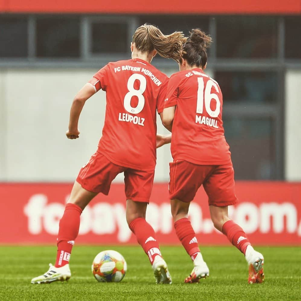 Lina Magullさんのインスタグラム写真 - (Lina MagullInstagram)「🤔🤷‍♀️ .... guter Auftritt, leider nur ein 0:0, weiter gehts! 🦾 #Team #zusammen #leben #fcbayern #vflwolfsburg #nextone」6月22日 3時02分 - linamagull