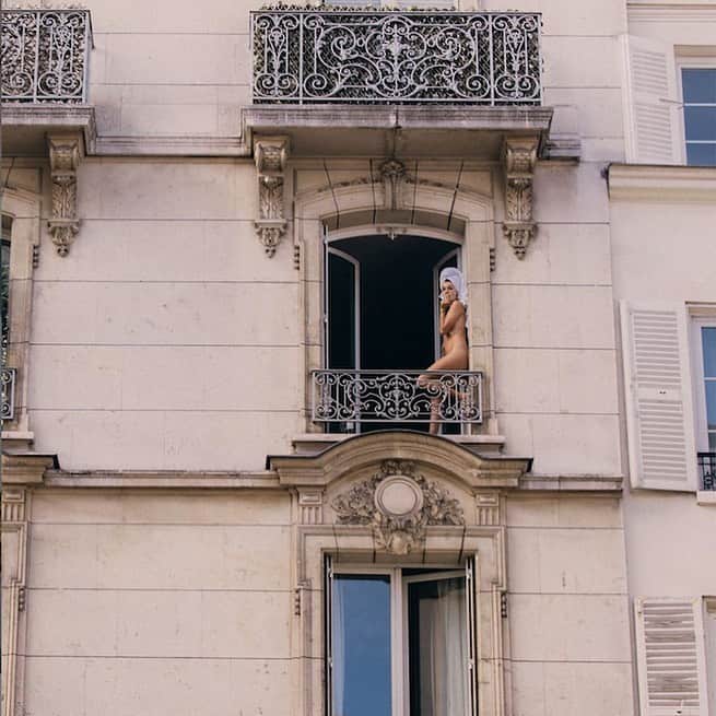 イネスエマレシャルさんのインスタグラム写真 - (イネスエマレシャルInstagram)「HOW TO BE A PARISIENNE #fashion #paris #parisianstyle #french #frenchart #artofinstagram #sustainablefashion #balcony #summer #paris」6月22日 3時11分 - inesetmarechal
