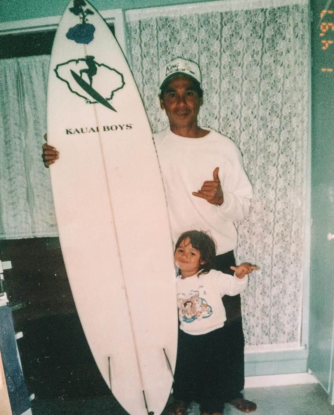 マリア・マニュエルのインスタグラム：「Nothing has changed much... My dad is still obsessed with surfing and still gets any wave he wants 😂❤️ love ya. Happy Father’s Day!」
