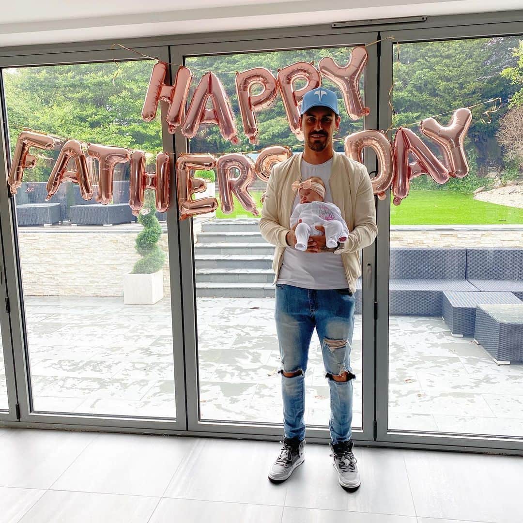 グラント・ホールのインスタグラム：「Had An amazing First Father’s Day with my beautiful angel 👼🏻🎀💖 #daddysgirl」