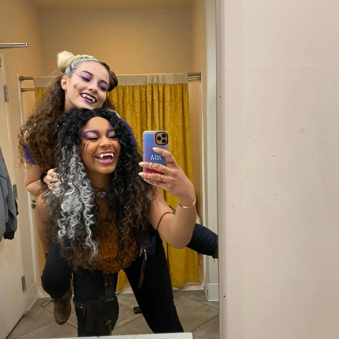 Nia Sioux Frazierさんのインスタグラム写真 - (Nia Sioux FrazierInstagram)「Happy birthday to my best friend @sofiedossi ! I honestly don’t even know how to describe how much I love you sof. Thank you for being you. To many more years of laughter, Disney trips, and adventures💘」6月22日 3時29分 - niasioux