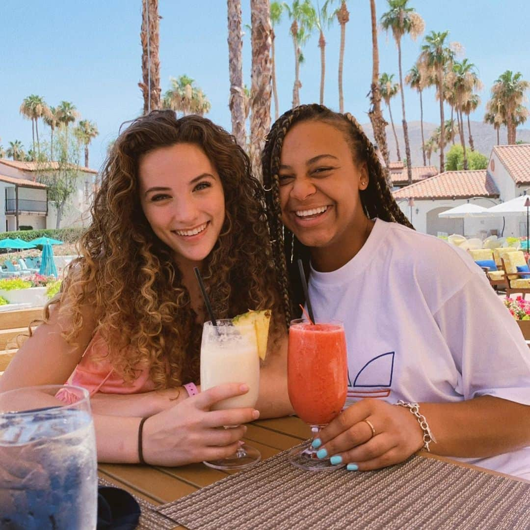 Nia Sioux Frazierさんのインスタグラム写真 - (Nia Sioux FrazierInstagram)「Happy birthday to my best friend @sofiedossi ! I honestly don’t even know how to describe how much I love you sof. Thank you for being you. To many more years of laughter, Disney trips, and adventures💘」6月22日 3時29分 - niasioux