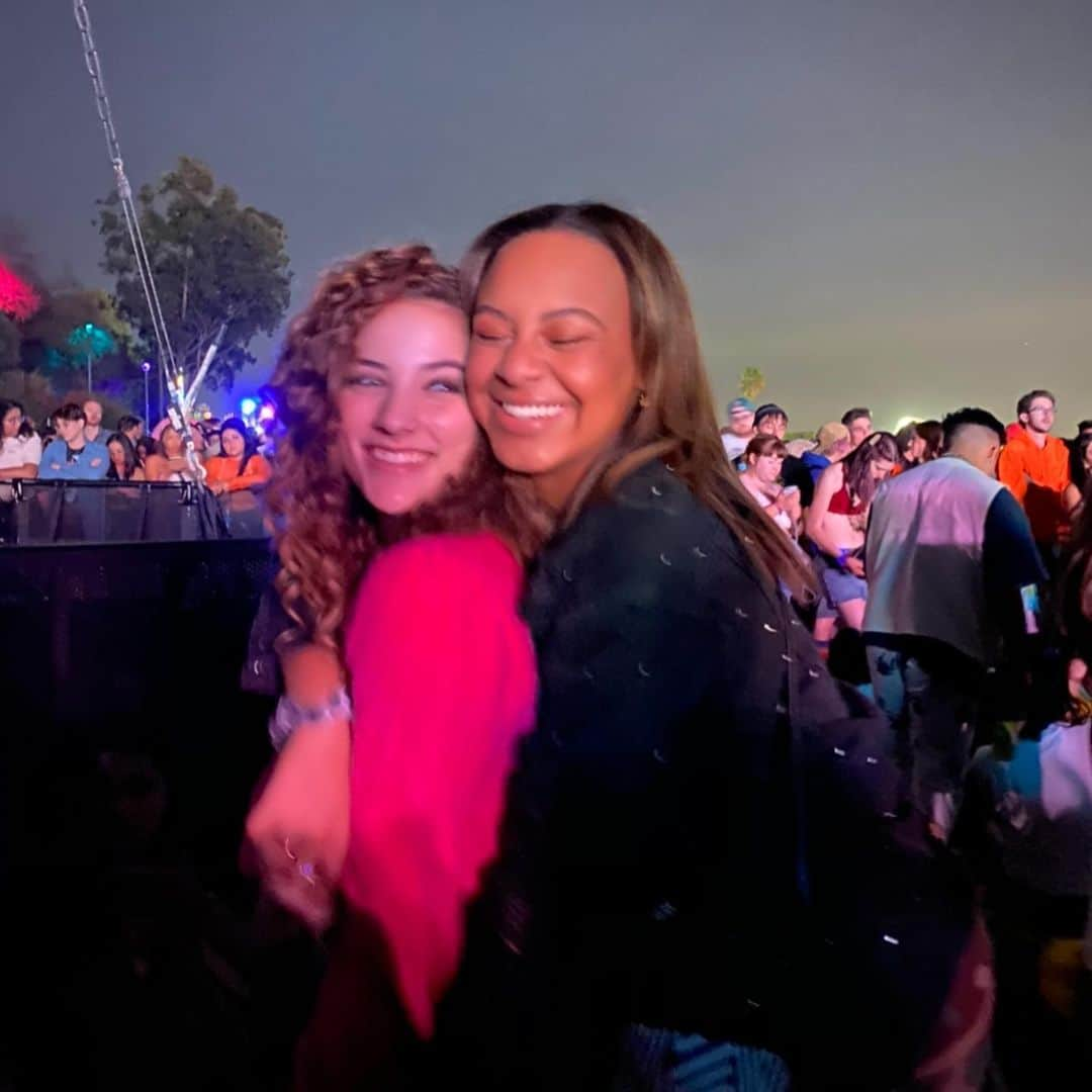 Nia Sioux Frazierさんのインスタグラム写真 - (Nia Sioux FrazierInstagram)「Happy birthday to my best friend @sofiedossi ! I honestly don’t even know how to describe how much I love you sof. Thank you for being you. To many more years of laughter, Disney trips, and adventures💘」6月22日 3時29分 - niasioux