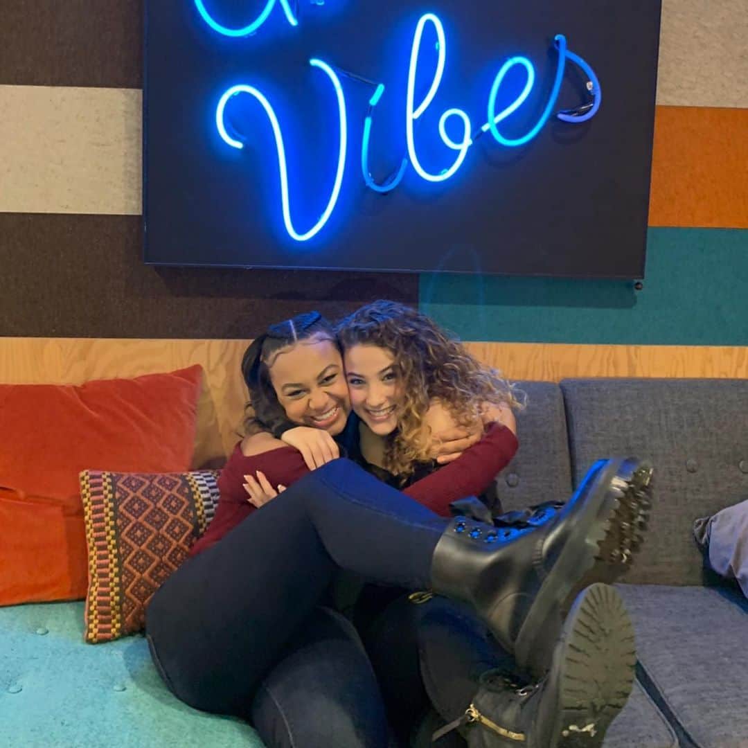 Nia Sioux Frazierさんのインスタグラム写真 - (Nia Sioux FrazierInstagram)「Happy birthday to my best friend @sofiedossi ! I honestly don’t even know how to describe how much I love you sof. Thank you for being you. To many more years of laughter, Disney trips, and adventures💘」6月22日 3時29分 - niasioux