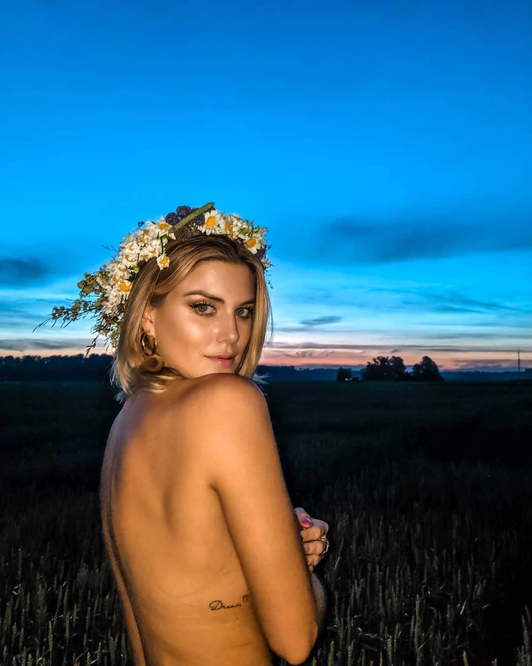 Ashley Jamesさんのインスタグラム写真 - (Ashley JamesInstagram)「This time last year celebrating the summer solstice in the middle of the countryside in Latvia. This was taken around midnight. It was a mad, but amazing experience. (I've got a stories highlight on my page if you're interested... It includes quite a lot of nudity 😂) 🌸  #midsummer I can't wait for more adventures, although I have to say this year has been one hell of an adventure. Here's some of my favourite things lockdown has taught or reminded me: It's the little things in life.  Good friends can get you through very hard times.  Dogs are the bestest companions. Kindness is the most important attribute. I don't need a lot to be happy.  Music can get you through the best times, and the worst times. The sunshine makes everything better. Life is unpredictable, so you've got to learn to ride the waves.  Life is short: forgive the people you love, lose the people who don't respect you.  There's a lot of horrible people in the world, but there are more kind and wonderful people. Our key workers are amazing and deserve more respect (and money). What else has this year taught you? 💁🏼‍♀️✨」6月22日 3時24分 - ashleylouisejames