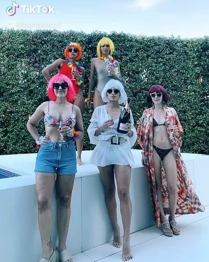 ジョアナ・サンスのインスタグラム：「A @silviaboschmunoz le va a dar algo con mi publicación 😂🤣 Pero tenía que compartir nuestro carnaval particular🥳 Gracias @angelajruiz @silviaboschmunoz @iregol @vero.sosa.viain por TREMENDO fin de semana🙌🏽 No tengo palabras para agradecer tantos detalles... Gracias por la recarga de energía💝 Me siento muy afortunada de tenerlas✨  Las quiero🧚🏼‍♀️ PD: Monica Naranjo y Monica Limón estaban living allá atrás 🍊🍋 #happymoments #friendshipgoals #carnaval #poolparty」