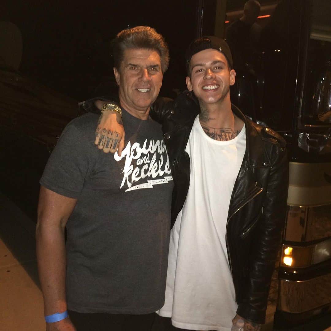 T・ミルズのインスタグラム：「happy father’s day to the guy who taught me everything i know, is down to come on tour with me for weeks (until my mom says i have to send him home lol) and has always been my biggest support system. you sacrificed so much for us growing up and i can only hope to be as good of a dad as you are one day」