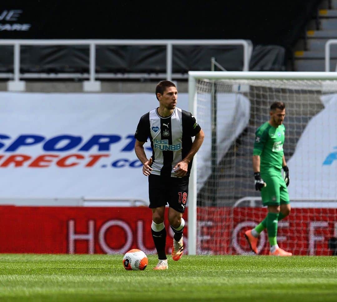 フェデリコ・フェルナンデスのインスタグラム：「Strange without ours fans. Big credit to the team that we showed big character. Focus on Wednesday ⚽️ 3 points and clean sheet ✅」