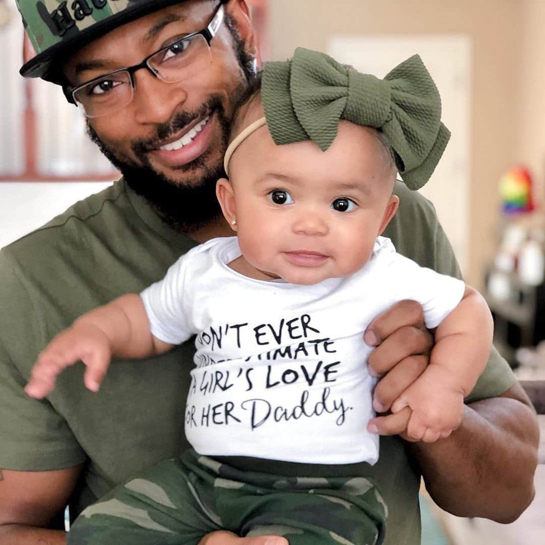 Old Navyさんのインスタグラム写真 - (Old NavyInstagram)「they say imitation is the sincerest form of flattery… and we REALLY 💛 our dads! happy father's day 🤗 . #oldnavystyle #spottedinoldnavy #mini❤️me #fathersday」6月22日 4時05分 - oldnavy