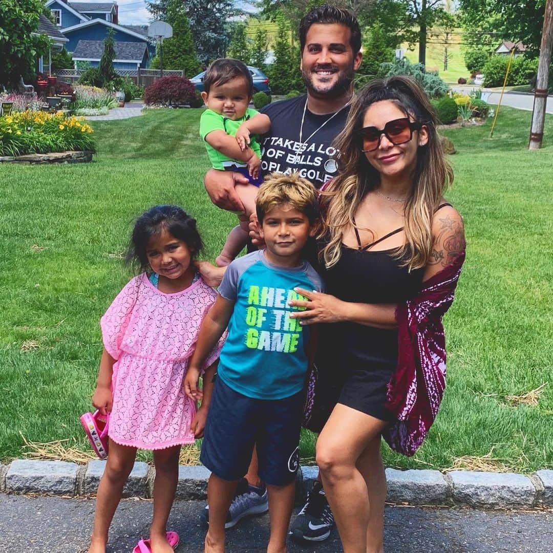 ニコール・ ポリッツィのインスタグラム：「HAPPY FATHER’S DAY MY POOPS. You are the most incredible father to our children and i couldn’t be more lucky to have you 💋 i love our family!! @jlavalle5」