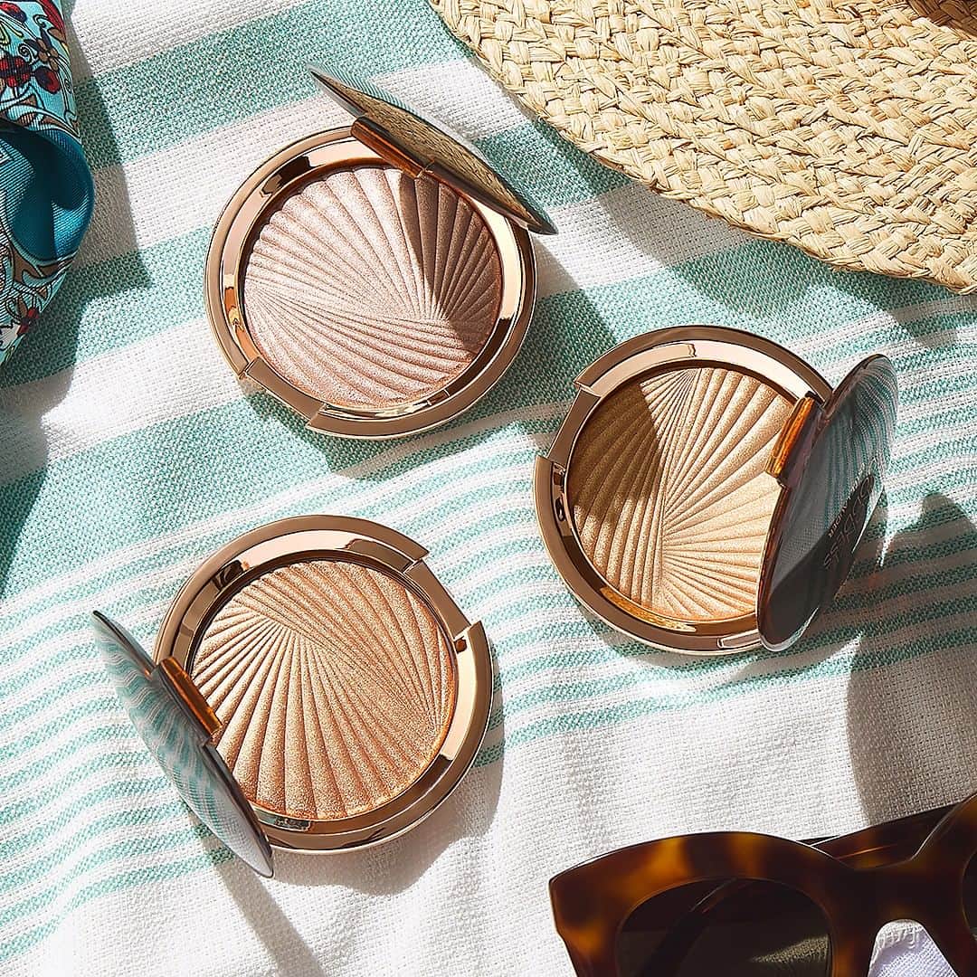 のインスタグラム：「☀️✨ Turn up the heat this summer with #BronzeGoddess Highlighting Powder Gelée! Smooths on as a soft sheen. Builds to a luminous pearl. Now in three ethereal shades: Modern Mercury, Solar Crush, and #HeatWave.」