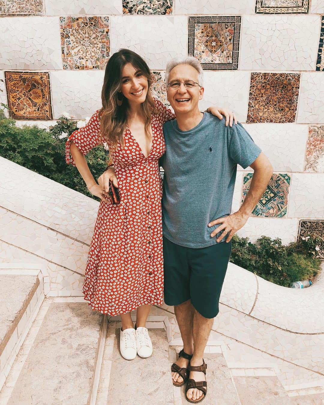 ケイト・ボイージェルのインスタグラム：「Happy Father’s Day to the most incredible Dad in the world! In honor of this unforgettable Barcelona trip I’m gonna attempt to make us paella today - and though I’m not making any promises that it’s gonna be good (my track record speaks for itself...see: dust cakes), I am so grateful to you for giving me such a passion for learning, making things and trying new things! I love you so much!! ❤️」