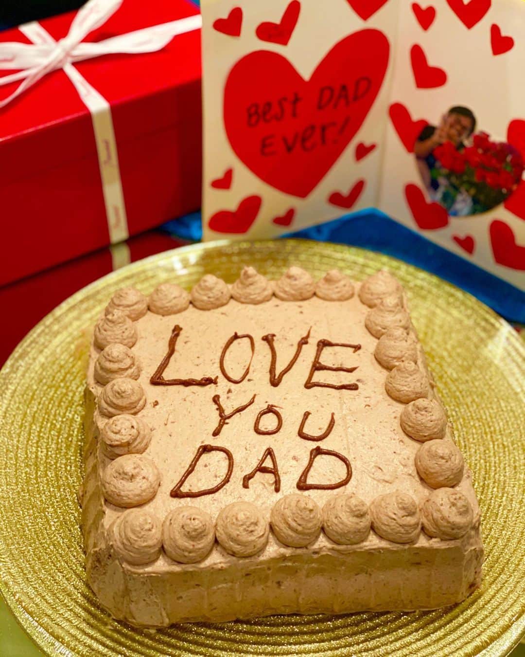 Rieさんのインスタグラム写真 - (RieInstagram)「🌻Happy Father's Day🌻 ・ 子供達と一緒にチョコレートケーキとメッセージカード作ってパパにプレゼント ・ だいぶ喜んでました😂👍 ・ #weloveyou #happyfathersday  #父の日 #いつもありがとう #ドバイ #ドバイ生活 #baccarat」6月22日 4時10分 - rie_dubai