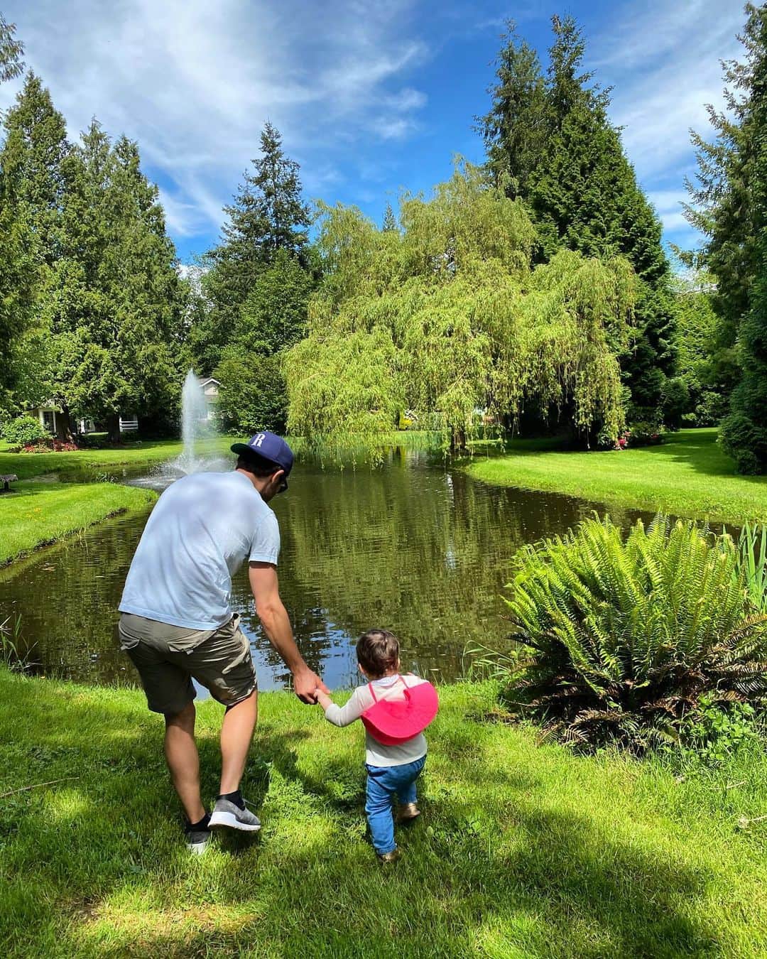ビッツィー・トゥロックのインスタグラム：「Happy Father’s Day, @mrgiuntoli. Vivian and I are the luckiest girls in the world. I’m so grateful for you and your boundless devotion and love. Nothing matters more to you than being a husband and a father and you show us that in your actions every single day. 💞」