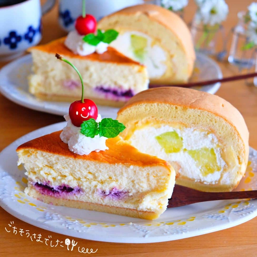 なっつ。さんのインスタグラム写真 - (なっつ。Instagram)「2020.6.22.Monday かおるちゃん(@kaorun127 )からの おやつ便♡ 『#ガトーノワ』さんの生菓子♬ 米粉のメロンロールと ベリーのチーズケーキを とぅちゃんとおやつの時間に 食べたよ♪😋 ぽっちゃんに 急かされながら開封っ(笑)🤣 . 上品な甘さで ぺろっと食べれてしまうし チーズケーキの濃厚さにはびっくり♡ 思わず口をそろえて 『うまっ！！😳』って 声に出しちゃった✨  チーズケーキには クリームチーズと生クリームを まぜまぜしたのと さくらんぼ🍒とミント トッピングしてみた😋  いつもありがと♡ ごちそうさまでした😊 * 今週もスタート💕 心元気な笑顔な１週間にするぞー🙌 さーて😊頑張ってこう❗ ・ ・ ・ #gateauxnoix#なっつの絵日記」6月22日 10時14分 - punipopo