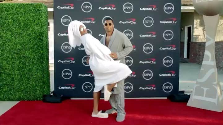 ラッセル・ウィルソンのインスタグラム：「RED CARPET LIFE! #ESPYS 2020 Covid can’t stop us! 😎🤣 #Backyard @Ciara」